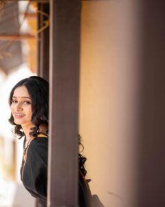 Shilpa Thakre Instagram - फ़ुरसत के पल, शाम सा सुकून
कुछ तुम्हारी बातें , कुछ मेरी बातो में तुम 

🥻 : @shivanimagdum007 
💄 : @aish_makeovers31 
📸 :  @sevenvowstories  @shivank_ghurake 

Managed by : @rakesh_rajesh_shah @rinkeshshah.raw

#shilpathakre #expressionqueen #saree #sareelove #sadagi #gratitude #love #beautiful #photo #photography #photooftheday #photoshoot #photographer #photogram #black #blackgirlmagic #insta #instagood #instadaily #instafashion #instamood