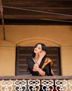 Shilpa Thakre Instagram - फ़ुरसत के पल, शाम सा सुकून
कुछ तुम्हारी बातें , कुछ मेरी बातो में तुम 

🥻 : @shivanimagdum007 
💄 : @aish_makeovers31 
📸 :  @sevenvowstories  @shivank_ghurake 

Managed by : @rakesh_rajesh_shah @rinkeshshah.raw

#shilpathakre #expressionqueen #saree #sareelove #sadagi #gratitude #love #beautiful #photo #photography #photooftheday #photoshoot #photographer #photogram #black #blackgirlmagic #insta #instagood #instadaily #instafashion #instamood