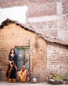 Shilpa Thakre Instagram - कहना नहीं आता ,

🥻 : @shivanimagdum007 
💄 : @aish_makeovers31 
📸 :  @sevenvowstories  @shivank_ghurake 

Managed by : @rakesh_rajesh_shah @rinkeshshah.raw

#shilpathakre #expressionqueen #saree #sareelove #sadagi #gratitude #love #beautiful #photo #photography #photooftheday #photoshoot #photographer #photogram #black #blackgirlmagic