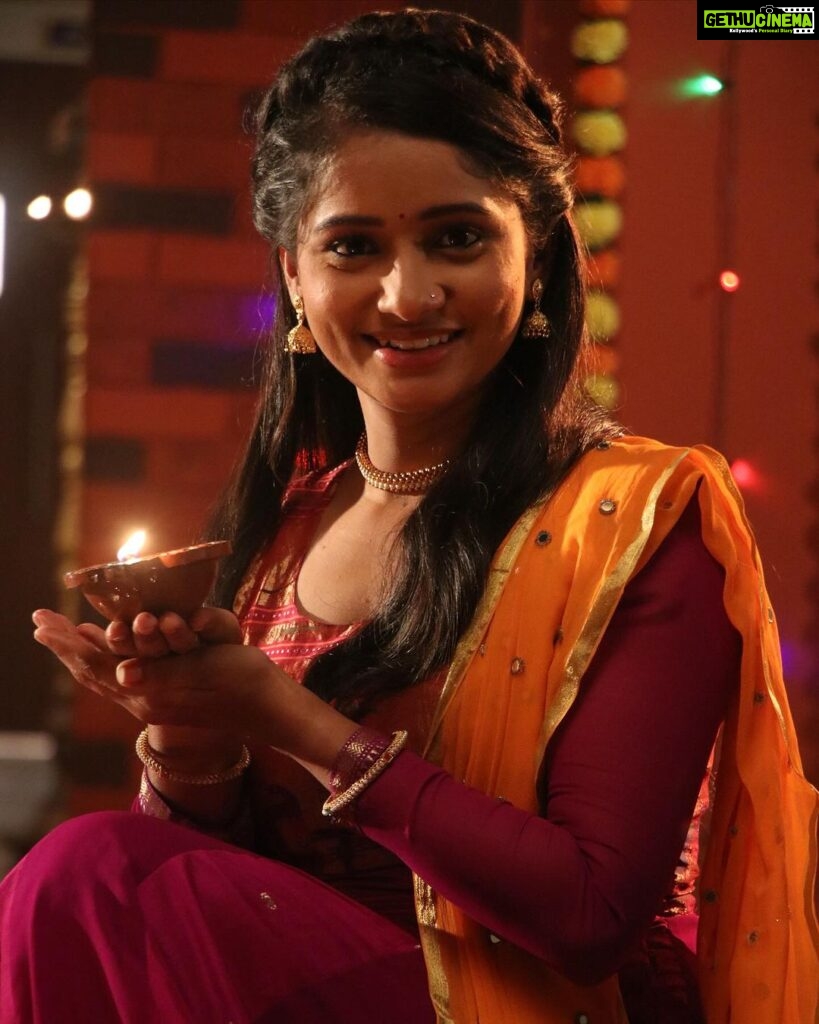 Shilpa Thakre Instagram - दिवाळी सणाच्या हार्दिक शुभेच्छा 💐🚩 #shilpathakre #expressionqueen #happydiwali #diwali2023 #festive #celebration #gratitude #jayshreeram #insta #instagram #instagood #instamood