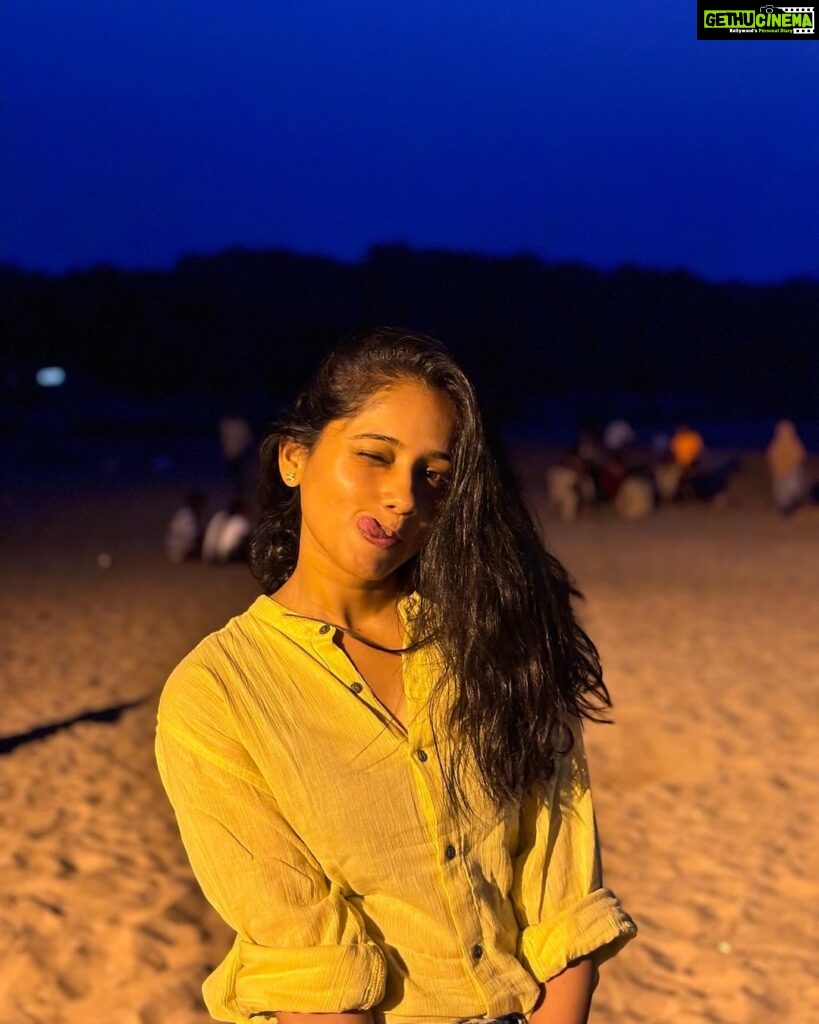 Shilpa Thakre Instagram - Bicho beach ✨🏖️ #shilpathakre #expressionqueen #beach #beauty #beachlife #beachvibes #insta #instagram #instagood #cute #yellow #aksa #aksabeach #mumbai Aksa Beach, Malad