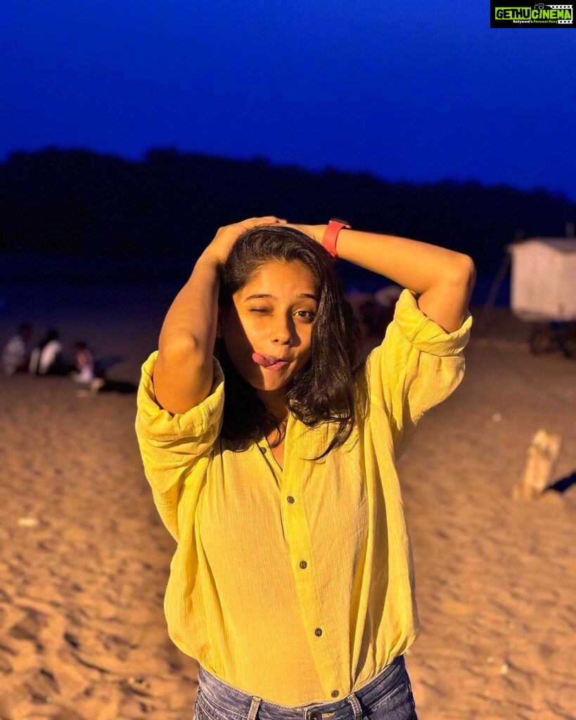 Shilpa Thakre Instagram - Bicho beach ✨🏖️ #shilpathakre #expressionqueen #beach #beauty #beachlife #beachvibes #insta #instagram #instagood #cute #yellow #aksa #aksabeach #mumbai Aksa Beach, Malad