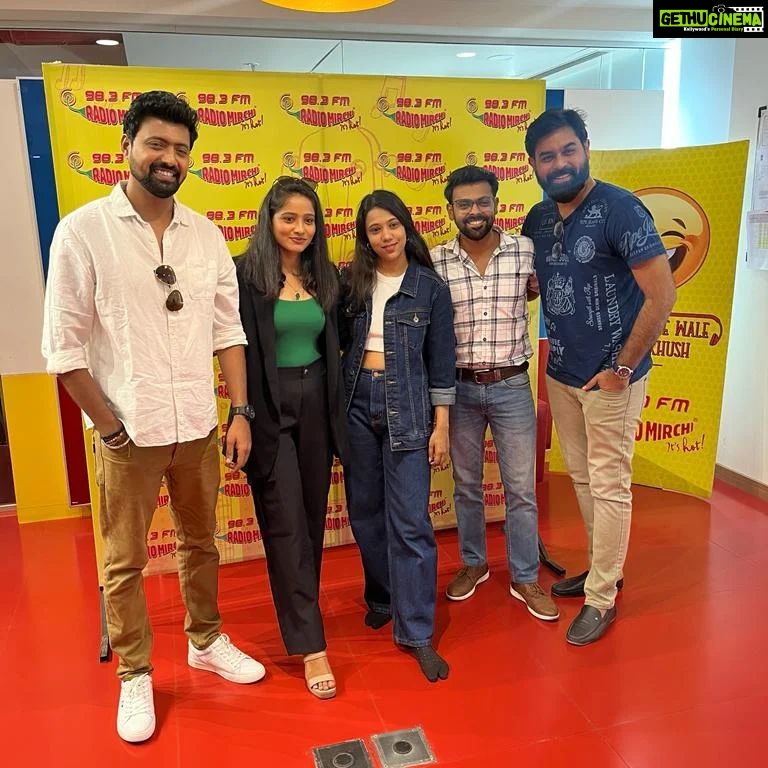 Shilpa Thakre Instagram - 'नवी जन्मेन मी' ह्या मालिकेच्या कलाकारांनी प्रमोशननिमित्त रेडिओ स्टेशनला भेट दिली. #SunMarathi #सनमराठी #सोहळानात्यांचा #SavaliHoinSukhachi #Promotion #Radio