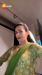 Shivani Baokar Instagram - फोटोशूटदरम्यान लवंगी मिरची मालिकेच्या टिमची धमाल. 

नवी मालिका ‘लवंगी मिरची’
13 फेब्रुवारीपासून दु. 1 वा. झी मराठीवर.
#ZeeMarathi #LavangiMirchi #ZeeMarathiDupar #MarathiSerial