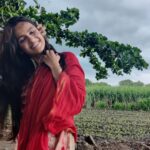 Shivani Baokar Instagram - Can life be so simple? ❤️ Winds.... nature... beautiful days....farms... family... friends ❤️ #mysolapurthrowback Thanks to @saileerajpurenagane for arranging such a beautiful trip 😇 PC @learninginnprogress Solapur