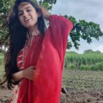 Shivani Baokar Instagram - Can life be so simple? ❤️ Winds.... nature... beautiful days....farms... family... friends ❤️ #mysolapurthrowback Thanks to @saileerajpurenagane for arranging such a beautiful trip 😇 PC @learninginnprogress Solapur