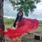 Shivani Baokar Instagram - Can life be so simple? ❤️ Winds.... nature... beautiful days....farms... family... friends ❤️ #mysolapurthrowback Thanks to @saileerajpurenagane for arranging such a beautiful trip 😇 PC @learninginnprogress Solapur