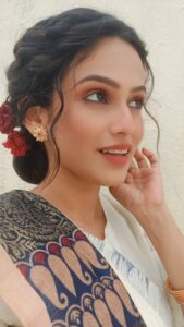 Shivani Baokar Instagram - Oye baat sunna.........!!! (to the marriage proposals in my DMs) jk 😆

MUA @makeupbyberdesaurabh