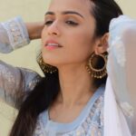Shivani Baokar Instagram - राखाडी रंगाचे वैशिष्ट्य म्हणजे वाईट गोष्टींचा नाश ! #रंग #राखाडी PC @riteshnikamphotography