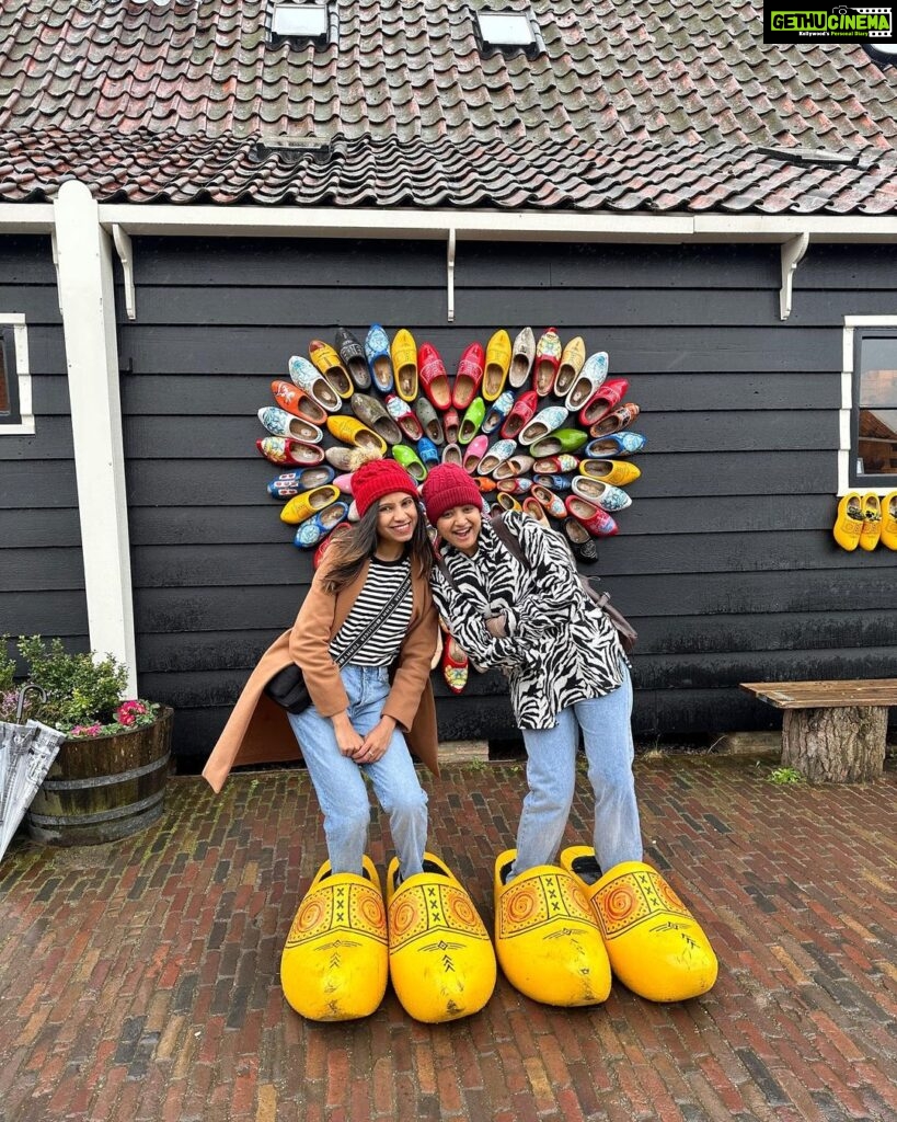 Shraddha Dangar Instagram - If you wish to get an accurate impression of life in Holland in the 17th and 18th centuries, visit the Zaanse Schans. In this region, you will see authentic houses, windmills, a cheese factory and other crafts. Both inside and out, the old Zaan style is visible. 🧀 🫶🏼💕 Zaanse Schans - Amsterdam, Holland