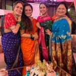Shreya Bugde Instagram - मागच्या वर्षी सारखच या वर्षी सुद्धा मा.मुख्यमंत्री साहेबांनी ,मुख्यमंत्री निवासस्थानी बाप्पाचं दर्शन घेण्यास आमंत्रण केलं ...त्यांच्या सोबत सगळ्या कुटुंबीयांनी जातीने आमची विचारपूस करून पाहुणचार केला ... सोबत सगळी मित्र मंडळी होतीच ..मजा अली !!! @cmomaharashtra_ @drshrikantshinde खूप खूप आभार 🙏 Varsha Bungalow Official Residence of Chief Minister of Maharashtra