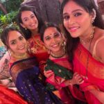 Shreya Bugde Instagram - मागच्या वर्षी सारखच या वर्षी सुद्धा मा.मुख्यमंत्री साहेबांनी ,मुख्यमंत्री निवासस्थानी बाप्पाचं दर्शन घेण्यास आमंत्रण केलं ...त्यांच्या सोबत सगळ्या कुटुंबीयांनी जातीने आमची विचारपूस करून पाहुणचार केला ... सोबत सगळी मित्र मंडळी होतीच ..मजा अली !!! @cmomaharashtra_ @drshrikantshinde खूप खूप आभार 🙏 Varsha Bungalow Official Residence of Chief Minister of Maharashtra
