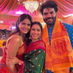 Shreya Bugde Instagram - मागच्या वर्षी सारखच या वर्षी सुद्धा मा.मुख्यमंत्री साहेबांनी ,मुख्यमंत्री निवासस्थानी बाप्पाचं दर्शन घेण्यास आमंत्रण केलं ...त्यांच्या सोबत सगळ्या कुटुंबीयांनी जातीने आमची विचारपूस करून पाहुणचार केला ... सोबत सगळी मित्र मंडळी होतीच ..मजा अली !!! @cmomaharashtra_ @drshrikantshinde खूप खूप आभार 🙏 Varsha Bungalow Official Residence of Chief Minister of Maharashtra
