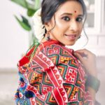 Shreya Bugde Instagram - बयां कैसे करे उसकी सादगी को हम , परदानशीं थे हमी से और निगाहें भी हमीं पर थी ......🤍 . . . For: @aartexpo @aartexpo presents handloom designers & weavers exhibition & sale. Date :1st, 2nd and 3rd June 2023, showcasing sustainable & eco-friendly products of artisans, weavers & designers from all over India. Venue : Valecha Hall, Juhu. Time : 10:30am to 8pm Do visit us ! Saree : @lajushaparia 📸: @rachitvoraphotography