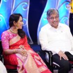 Shreya Bugde Instagram - पुण्यात नटरंग अँकॅडमी तर्फे प्रतिवर्षी देण्यात येणाऱ्या *शाहीर मधू कडू स्मृती नटरंग प्रतिष्ठान कला गौरव पुरस्काराने *सन्मानित करण्यात आले !! एका अतंत्य देखण्या आणि नेटक्या सन्मान सोहळयाचे आयोजन केल्याबद्दल सगळ्यांचे आभार आणि कौतुक ... @swardapbapat @jatinpande खूप खूप आभार पुण्याचे लाडके पालक मंत्री - मा .श्री . @chdadapatil ह्यांचे व त्याच बरोबर गेली अनेक वर्षे मराठी प्रेक्षकांच्या मनावर अधिराज्य गाजवणाऱ्या सगळ्या दिग्गज अभिनेत्री माझं कौतुक करायला आल्या ..त्या सर्वजणींच्या हस्ते हा पुरस्कार स्वीकारताना विशेष आनंद झाला ..त्यासाठी आदरणीय लीला गांधी ,अशा काळे ,सुहासिनी देशपांडे जयमाला इनामदार, प्रिया बेर्डे व मेघराज राजे भोसले ह्यांचे सुद्धा विशेष आभार . आणि माझ्यावर कायम प्रेम करणाऱ्या रसिक मायबाप प्रेक्षकांचेही मनापासून आभार .. लोभ आहेच तो वृद्धिंगत व्हावा ❤️ MUA: @kavitakoparkar @saree : @pratha_sarees Balgandharv Rang Mandir Pune
