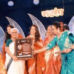 Shreya Bugde Instagram - पुण्यात नटरंग अँकॅडमी तर्फे प्रतिवर्षी देण्यात येणाऱ्या *शाहीर मधू कडू स्मृती नटरंग प्रतिष्ठान कला गौरव पुरस्काराने *सन्मानित करण्यात आले !! एका अतंत्य देखण्या आणि नेटक्या सन्मान सोहळयाचे आयोजन केल्याबद्दल सगळ्यांचे आभार आणि कौतुक ... @swardapbapat @jatinpande खूप खूप आभार पुण्याचे लाडके पालक मंत्री - मा .श्री . @chdadapatil ह्यांचे व त्याच बरोबर गेली अनेक वर्षे मराठी प्रेक्षकांच्या मनावर अधिराज्य गाजवणाऱ्या सगळ्या दिग्गज अभिनेत्री माझं कौतुक करायला आल्या ..त्या सर्वजणींच्या हस्ते हा पुरस्कार स्वीकारताना विशेष आनंद झाला ..त्यासाठी आदरणीय लीला गांधी ,अशा काळे ,सुहासिनी देशपांडे जयमाला इनामदार, प्रिया बेर्डे व मेघराज राजे भोसले ह्यांचे सुद्धा विशेष आभार . आणि माझ्यावर कायम प्रेम करणाऱ्या रसिक मायबाप प्रेक्षकांचेही मनापासून आभार .. लोभ आहेच तो वृद्धिंगत व्हावा ❤️ MUA: @kavitakoparkar @saree : @pratha_sarees Video: @therishiwagh Balgandharv Rang Mandir Pune