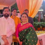 Shreya Bugde Instagram - मागच्या वर्षी सारखच या वर्षी सुद्धा मा.मुख्यमंत्री साहेबांनी ,मुख्यमंत्री निवासस्थानी बाप्पाचं दर्शन घेण्यास आमंत्रण केलं ...त्यांच्या सोबत सगळ्या कुटुंबीयांनी जातीने आमची विचारपूस करून पाहुणचार केला ... सोबत सगळी मित्र मंडळी होतीच ..मजा अली !!! @cmomaharashtra_ @drshrikantshinde खूप खूप आभार 🙏 Varsha Bungalow Official Residence of Chief Minister of Maharashtra