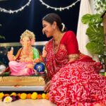 Shreya Bugde Instagram - काल ‘निरोप घेता आता आम्हा आज्ञा असावी चुकले आमचे काही त्याची क्षमा असावी’ असे म्हणत तुझा निरोप घेतला .. आणि नेहेमी सारखे अश्रू अनावर झाले .... गेल्या इतक्या वर्षात ह्या ५ दिवसात तुझ्यासमोर हात जोडताना काही मागितल्याचं मला आठवत नाही ... पण एक सांगेन ह्या ५ दिवसात तुझ्यायेण्याने जेवढा आनंद मला मिळतो तो मला कधीच शब्दात मांडता येणार नाही .. तुझ्या निमित्ताने सगळी माझी प्रेमाची माणसं एकत्र येतात ..तुझं कौतुक करतात ..तेव्हा मनाला होणारा आनंद गगनात मावेनासा असतो ..हि प्रथा वर्षांनुवर्षे अशीच चालू ठेव ..तुझी सेवा करायची संधी आम्हला देत राहा ! विसर्जन फक्त म्हणायला रे , बाकी माझ्यासोबत तू असतोसच कि ...कायम दिसत राहतोस ..कधी कामात ,कधी माणसांमध्ये … माझ्यावर अतोनात निःस्वार्थ प्रेम करणारी माणसं माझ्या आयुष्यात आहेत..आणि हा तू मला दिलेला सगळ्यात मोठा आशीर्वाद आहे . Mumma म्हणते तसं "जाते नाही येते म्हणावं गं " मग आता ..ये लौकर पुढच्या वर्षी आनंदाने ... तुला सगळ्यासाठी खूप THANK YOU! आणि एक घट्ट मिठी (तुला तर माहितीये आपलं 😘) सुखी राहा ! आनंदात राहा ..तुला खूप prem.. भेटूच 🤗