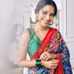 Shreya Bugde Instagram - बयां कैसे करे उसकी सादगी को हम , परदानशीं थे हमी से और निगाहें भी हमीं पर थी ......🤍 . . . For: @aartexpo @aartexpo presents handloom designers & weavers exhibition & sale. Date :1st, 2nd and 3rd June 2023, showcasing sustainable & eco-friendly products of artisans, weavers & designers from all over India. Venue : Valecha Hall, Juhu. Time : 10:30am to 8pm Do visit us ! Saree : @lajushaparia 📸: @rachitvoraphotography