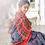 Shreya Bugde Instagram - बयां कैसे करे उसकी सादगी को हम , परदानशीं थे हमी से और निगाहें भी हमीं पर थी ......🤍 . . . For: @aartexpo @aartexpo presents handloom designers & weavers exhibition & sale. Date :1st, 2nd and 3rd June 2023, showcasing sustainable & eco-friendly products of artisans, weavers & designers from all over India. Venue : Valecha Hall, Juhu. Time : 10:30am to 8pm Do visit us ! Saree : @lajushaparia 📸: @rachitvoraphotography