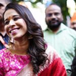Shreya Bugde Instagram - पुण्यात नटरंग अँकॅडमी तर्फे प्रतिवर्षी देण्यात येणाऱ्या *शाहीर मधू कडू स्मृती नटरंग प्रतिष्ठान कला गौरव पुरस्काराने *सन्मानित करण्यात आले !! एका अतंत्य देखण्या आणि नेटक्या सन्मान सोहळयाचे आयोजन केल्याबद्दल सगळ्यांचे आभार आणि कौतुक ... @swardapbapat @jatinpande खूप खूप आभार पुण्याचे लाडके पालक मंत्री - मा .श्री . @chdadapatil ह्यांचे व त्याच बरोबर गेली अनेक वर्षे मराठी प्रेक्षकांच्या मनावर अधिराज्य गाजवणाऱ्या सगळ्या दिग्गज अभिनेत्री माझं कौतुक करायला आल्या ..त्या सर्वजणींच्या हस्ते हा पुरस्कार स्वीकारताना विशेष आनंद झाला ..त्यासाठी आदरणीय लीला गांधी ,अशा काळे ,सुहासिनी देशपांडे जयमाला इनामदार, प्रिया बेर्डे व मेघराज राजे भोसले ह्यांचे सुद्धा विशेष आभार . आणि माझ्यावर कायम प्रेम करणाऱ्या रसिक मायबाप प्रेक्षकांचेही मनापासून आभार .. लोभ आहेच तो वृद्धिंगत व्हावा ❤️ MUA: @kavitakoparkar @saree : @pratha_sarees Balgandharv Rang Mandir Pune