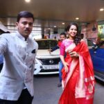 Shreya Bugde Instagram - पुण्यात नटरंग अँकॅडमी तर्फे प्रतिवर्षी देण्यात येणाऱ्या *शाहीर मधू कडू स्मृती नटरंग प्रतिष्ठान कला गौरव पुरस्काराने *सन्मानित करण्यात आले !! एका अतंत्य देखण्या आणि नेटक्या सन्मान सोहळयाचे आयोजन केल्याबद्दल सगळ्यांचे आभार आणि कौतुक ... @swardapbapat @jatinpande खूप खूप आभार पुण्याचे लाडके पालक मंत्री - मा .श्री . @chdadapatil ह्यांचे व त्याच बरोबर गेली अनेक वर्षे मराठी प्रेक्षकांच्या मनावर अधिराज्य गाजवणाऱ्या सगळ्या दिग्गज अभिनेत्री माझं कौतुक करायला आल्या ..त्या सर्वजणींच्या हस्ते हा पुरस्कार स्वीकारताना विशेष आनंद झाला ..त्यासाठी आदरणीय लीला गांधी ,अशा काळे ,सुहासिनी देशपांडे जयमाला इनामदार, प्रिया बेर्डे व मेघराज राजे भोसले ह्यांचे सुद्धा विशेष आभार . आणि माझ्यावर कायम प्रेम करणाऱ्या रसिक मायबाप प्रेक्षकांचेही मनापासून आभार .. लोभ आहेच तो वृद्धिंगत व्हावा ❤️ MUA: @kavitakoparkar @saree : @pratha_sarees Balgandharv Rang Mandir Pune