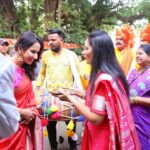 Shreya Bugde Instagram - पुण्यात नटरंग अँकॅडमी तर्फे प्रतिवर्षी देण्यात येणाऱ्या *शाहीर मधू कडू स्मृती नटरंग प्रतिष्ठान कला गौरव पुरस्काराने *सन्मानित करण्यात आले !! एका अतंत्य देखण्या आणि नेटक्या सन्मान सोहळयाचे आयोजन केल्याबद्दल सगळ्यांचे आभार आणि कौतुक ... @swardapbapat @jatinpande खूप खूप आभार पुण्याचे लाडके पालक मंत्री - मा .श्री . @chdadapatil ह्यांचे व त्याच बरोबर गेली अनेक वर्षे मराठी प्रेक्षकांच्या मनावर अधिराज्य गाजवणाऱ्या सगळ्या दिग्गज अभिनेत्री माझं कौतुक करायला आल्या ..त्या सर्वजणींच्या हस्ते हा पुरस्कार स्वीकारताना विशेष आनंद झाला ..त्यासाठी आदरणीय लीला गांधी ,अशा काळे ,सुहासिनी देशपांडे जयमाला इनामदार, प्रिया बेर्डे व मेघराज राजे भोसले ह्यांचे सुद्धा विशेष आभार . आणि माझ्यावर कायम प्रेम करणाऱ्या रसिक मायबाप प्रेक्षकांचेही मनापासून आभार .. लोभ आहेच तो वृद्धिंगत व्हावा ❤️ MUA: @kavitakoparkar @saree : @pratha_sarees Balgandharv Rang Mandir Pune