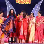 Shreya Bugde Instagram - पुण्यात नटरंग अँकॅडमी तर्फे प्रतिवर्षी देण्यात येणाऱ्या *शाहीर मधू कडू स्मृती नटरंग प्रतिष्ठान कला गौरव पुरस्काराने *सन्मानित करण्यात आले !! एका अतंत्य देखण्या आणि नेटक्या सन्मान सोहळयाचे आयोजन केल्याबद्दल सगळ्यांचे आभार आणि कौतुक ... @swardapbapat @jatinpande खूप खूप आभार पुण्याचे लाडके पालक मंत्री - मा .श्री . @chdadapatil ह्यांचे व त्याच बरोबर गेली अनेक वर्षे मराठी प्रेक्षकांच्या मनावर अधिराज्य गाजवणाऱ्या सगळ्या दिग्गज अभिनेत्री माझं कौतुक करायला आल्या ..त्या सर्वजणींच्या हस्ते हा पुरस्कार स्वीकारताना विशेष आनंद झाला ..त्यासाठी आदरणीय लीला गांधी ,अशा काळे ,सुहासिनी देशपांडे जयमाला इनामदार, प्रिया बेर्डे व मेघराज राजे भोसले ह्यांचे सुद्धा विशेष आभार . आणि माझ्यावर कायम प्रेम करणाऱ्या रसिक मायबाप प्रेक्षकांचेही मनापासून आभार .. लोभ आहेच तो वृद्धिंगत व्हावा ❤️ MUA: @kavitakoparkar @saree : @pratha_sarees Balgandharv Rang Mandir Pune