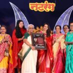 Shreya Bugde Instagram - पुण्यात नटरंग अँकॅडमी तर्फे प्रतिवर्षी देण्यात येणाऱ्या *शाहीर मधू कडू स्मृती नटरंग प्रतिष्ठान कला गौरव पुरस्काराने *सन्मानित करण्यात आले !! एका अतंत्य देखण्या आणि नेटक्या सन्मान सोहळयाचे आयोजन केल्याबद्दल सगळ्यांचे आभार आणि कौतुक ... @swardapbapat @jatinpande खूप खूप आभार पुण्याचे लाडके पालक मंत्री - मा .श्री . @chdadapatil ह्यांचे व त्याच बरोबर गेली अनेक वर्षे मराठी प्रेक्षकांच्या मनावर अधिराज्य गाजवणाऱ्या सगळ्या दिग्गज अभिनेत्री माझं कौतुक करायला आल्या ..त्या सर्वजणींच्या हस्ते हा पुरस्कार स्वीकारताना विशेष आनंद झाला ..त्यासाठी आदरणीय लीला गांधी ,अशा काळे ,सुहासिनी देशपांडे जयमाला इनामदार, प्रिया बेर्डे व मेघराज राजे भोसले ह्यांचे सुद्धा विशेष आभार . आणि माझ्यावर कायम प्रेम करणाऱ्या रसिक मायबाप प्रेक्षकांचेही मनापासून आभार .. लोभ आहेच तो वृद्धिंगत व्हावा ❤️ MUA: @kavitakoparkar @saree : @pratha_sarees Balgandharv Rang Mandir Pune