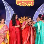 Shreya Bugde Instagram - पुण्यात नटरंग अँकॅडमी तर्फे प्रतिवर्षी देण्यात येणाऱ्या *शाहीर मधू कडू स्मृती नटरंग प्रतिष्ठान कला गौरव पुरस्काराने *सन्मानित करण्यात आले !! एका अतंत्य देखण्या आणि नेटक्या सन्मान सोहळयाचे आयोजन केल्याबद्दल सगळ्यांचे आभार आणि कौतुक ... @swardapbapat @jatinpande खूप खूप आभार पुण्याचे लाडके पालक मंत्री - मा .श्री . @chdadapatil ह्यांचे व त्याच बरोबर गेली अनेक वर्षे मराठी प्रेक्षकांच्या मनावर अधिराज्य गाजवणाऱ्या सगळ्या दिग्गज अभिनेत्री माझं कौतुक करायला आल्या ..त्या सर्वजणींच्या हस्ते हा पुरस्कार स्वीकारताना विशेष आनंद झाला ..त्यासाठी आदरणीय लीला गांधी ,अशा काळे ,सुहासिनी देशपांडे जयमाला इनामदार, प्रिया बेर्डे व मेघराज राजे भोसले ह्यांचे सुद्धा विशेष आभार . आणि माझ्यावर कायम प्रेम करणाऱ्या रसिक मायबाप प्रेक्षकांचेही मनापासून आभार .. लोभ आहेच तो वृद्धिंगत व्हावा ❤️ MUA: @kavitakoparkar @saree : @pratha_sarees Balgandharv Rang Mandir Pune