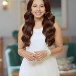 Shreya Bugde Instagram - सणासुदीच्या या दिवसात #GarnierColorNaturals सोबत प्रत्येकाच मन जिंकण्यासाठी मी तयार आहे ... तुम्ही आहात का तयार ? मग आजच ट्राय करा Garnier चे आकर्षक, आणि Natural दिसणारे रंग. @garnierindia I’ll be slaying all my festive season looks with this beautiful brown hair color thanks to #GarnierColorNaturals.. What about you? Check out Garnier’s wide range of rich, vibrant, and natural looking colours today! @garnierindia