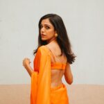 Shriya Pilgaonkar Instagram - रंग दे तू मोहे गेरुआ 🧡🎬 Styled by @shreejarajgopal Mua @makeupandhairbyshruti Hair @darshana.mule Photos by @simonegandhi • Wearing @ekayabanaras Jewels @studioviange @viangefinejewels #Saree #Orange #ootd #Stylefile #Indian #ShriyaPilgaonkar
