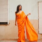 Shriya Pilgaonkar Instagram - रंग दे तू मोहे गेरुआ 🧡🎬 Styled by @shreejarajgopal Mua @makeupandhairbyshruti Hair @darshana.mule Photos by @simonegandhi • Wearing @ekayabanaras Jewels @studioviange @viangefinejewels #Saree #Orange #ootd #Stylefile #Indian #ShriyaPilgaonkar
