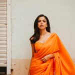 Shriya Pilgaonkar Instagram - 🧃🧡 An exciting announcement soon 🎬 Styled by @shreejarajgopal Mua @makeupandhairbyshruti Hair @darshana.mule Photos by @simonegandhi • Wearing @ekayabanaras Jewels @studioviange @viangefinejewels #Saree #Orange #ootd #Stylefile