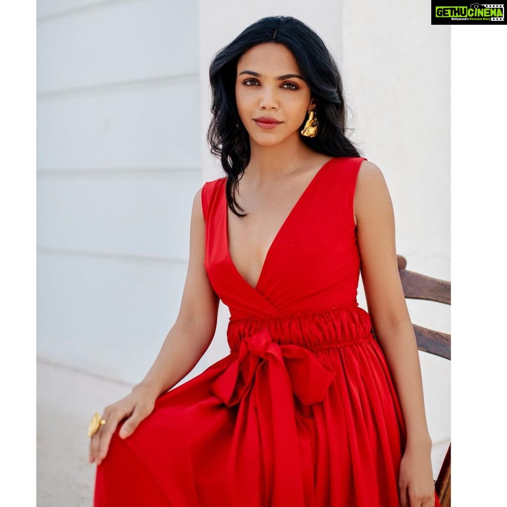 Shriya Pilgaonkar Instagram - 🍓 Stylist @shreejarajgopal Hair @darshana.mule Makeup - yours truly Photos by @_aniketbhunia_ Wearing @therealblife Jewellery @kassajewels #Red #ootd #Stylefile