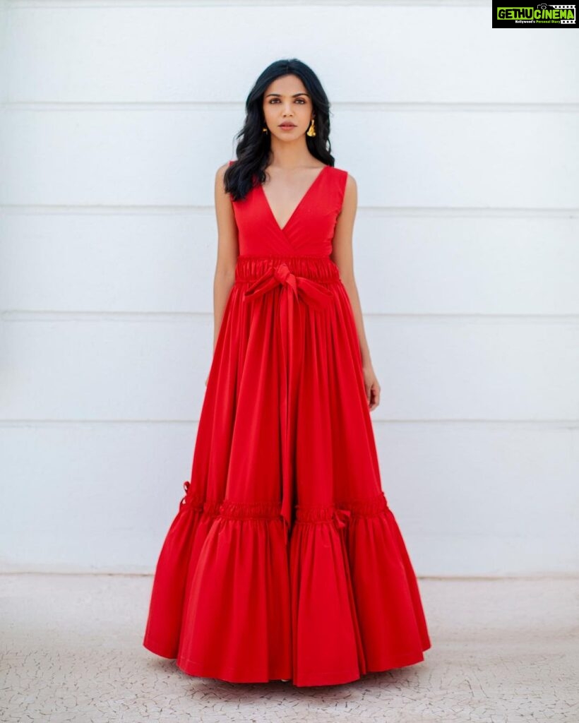 Shriya Pilgaonkar Instagram - Just looking like a …🤭💃🏻 Stylist @shreejarajgopal Hair @darshana.mule Makeup - moi Photos by @_aniketbhunia_ Wearing @therealblife Jewellery @kassajewels #Ladyinred