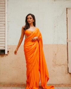Shriya Pilgaonkar Instagram - रंग दे तू मोहे गेरुआ
🧡🎬
Styled by @shreejarajgopal 
Mua @makeupandhairbyshruti 
Hair @darshana.mule 
Photos by @simonegandhi 
•
Wearing @ekayabanaras
Jewels @studioviange @viangefinejewels

#Saree #Orange #ootd #Stylefile #Indian #ShriyaPilgaonkar