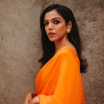 Shriya Pilgaonkar Instagram - रंग दे तू मोहे गेरुआ 🧡🎬 Styled by @shreejarajgopal Mua @makeupandhairbyshruti Hair @darshana.mule Photos by @simonegandhi • Wearing @ekayabanaras Jewels @studioviange @viangefinejewels #Saree #Orange #ootd #Stylefile #Indian #ShriyaPilgaonkar