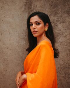 Shriya Pilgaonkar Instagram - रंग दे तू मोहे गेरुआ
🧡🎬
Styled by @shreejarajgopal 
Mua @makeupandhairbyshruti 
Hair @darshana.mule 
Photos by @simonegandhi 
•
Wearing @ekayabanaras
Jewels @studioviange @viangefinejewels

#Saree #Orange #ootd #Stylefile #Indian #ShriyaPilgaonkar