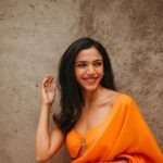 Shriya Pilgaonkar Instagram - रंग दे तू मोहे गेरुआ 🧡🎬 Styled by @shreejarajgopal Mua @makeupandhairbyshruti Hair @darshana.mule Photos by @simonegandhi • Wearing @ekayabanaras Jewels @studioviange @viangefinejewels #Saree #Orange #ootd #Stylefile #Indian #ShriyaPilgaonkar