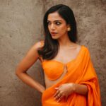 Shriya Pilgaonkar Instagram - रंग दे तू मोहे गेरुआ 🧡🎬 Styled by @shreejarajgopal Mua @makeupandhairbyshruti Hair @darshana.mule Photos by @simonegandhi • Wearing @ekayabanaras Jewels @studioviange @viangefinejewels #Saree #Orange #ootd #Stylefile #Indian #ShriyaPilgaonkar