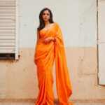 Shriya Pilgaonkar Instagram - रंग दे तू मोहे गेरुआ 🧡🎬 Styled by @shreejarajgopal Mua @makeupandhairbyshruti Hair @darshana.mule Photos by @simonegandhi • Wearing @ekayabanaras Jewels @studioviange @viangefinejewels #Saree #Orange #ootd #Stylefile #Indian #ShriyaPilgaonkar