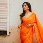 Shriya Pilgaonkar Instagram - रंग दे तू मोहे गेरुआ 🧡🎬 Styled by @shreejarajgopal Mua @makeupandhairbyshruti Hair @darshana.mule Photos by @simonegandhi • Wearing @ekayabanaras Jewels @studioviange @viangefinejewels #Saree #Orange #ootd #Stylefile #Indian #ShriyaPilgaonkar