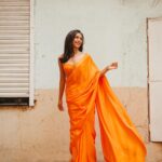 Shriya Pilgaonkar Instagram - 🧃🧡 An exciting announcement soon 🎬 Styled by @shreejarajgopal Mua @makeupandhairbyshruti Hair @darshana.mule Photos by @simonegandhi • Wearing @ekayabanaras Jewels @studioviange @viangefinejewels #Saree #Orange #ootd #Stylefile