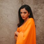 Shriya Pilgaonkar Instagram - 🧃🧡 An exciting announcement soon 🎬 Styled by @shreejarajgopal Mua @makeupandhairbyshruti Hair @darshana.mule Photos by @simonegandhi • Wearing @ekayabanaras Jewels @studioviange @viangefinejewels #Saree #Orange #ootd #Stylefile