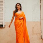 Shriya Pilgaonkar Instagram - 🧃🧡 An exciting announcement soon 🎬 Styled by @shreejarajgopal Mua @makeupandhairbyshruti Hair @darshana.mule Photos by @simonegandhi • Wearing @ekayabanaras Jewels @studioviange @viangefinejewels #Saree #Orange #ootd #Stylefile
