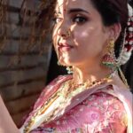 Shruthi Prakash Instagram - Main apni favourite hoon! Aur aapki bhi? Uffff🙈♥️😘 The beautiful team ♥️ @zarasayedofficial @zarasinternationalacademy @lotus_silver_jewellery @samyatadesignerstudio #shrutiprakash #réel #southindian #southindianbride #pretty #saree #sareelove #happy #dewymakeup #dolledup
