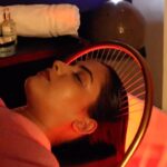 Shruthi Prakash Instagram - Just what you need after a long day of shoot ♥️ Thank you for spoiling me 🥺 @zarasyedofficial - You know you have my ♥️ The Water Bed has some amazing features, so relaxing, you can also get a head massage,foot massage and head bath therapy along with it 🧸 A must try therapy in Namma Bengaluru at Zara’s Spa and Skin Studio @zarasinternationalacademy #shrutiprakash #reelsinstagram #spa #sogood #peace #relaxing #haircare