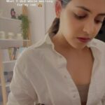 Shruthi Prakash Instagram - Sabr yaara♥️ Haule haule sab kuch ho jayega😘 Whatever it is that you’re going through, it’s just a phase and it shall pass, hold on tight, amazing things are on the way 🧸🌟 #shrutiprakash #reelsinstagram #song #singer #srk #haulehaulehojaaeygapyaar #patience #divinetiming #dontrush #itsallgood #iphonerecording #rawvocals #livesinging