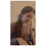Shruthi Prakash Instagram - This one’s for my Ma🥺♥️ and Dodma ♥️♥️ Go ahead and tag your Ma🤗 Also happy weekend 🧸 #shrutiprakash #music #rawvocals #motherlove #love #peace #respect #reels #aisakyunmaa